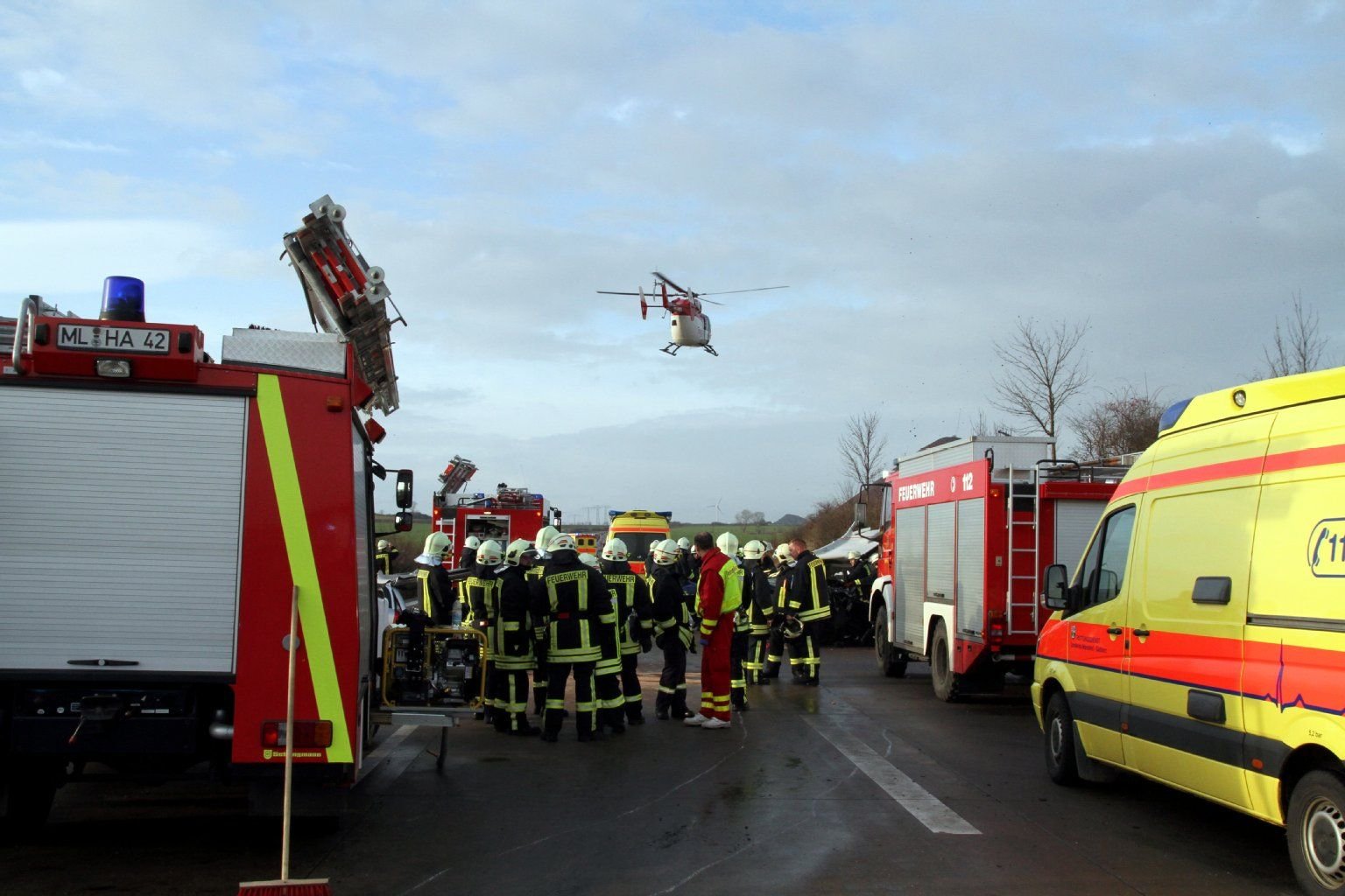 Rettungskräfte beobachten am Sonntag auf der Autobahn 38 den Start eines Hubschraubers zwischen Eisleben und Allstedt.