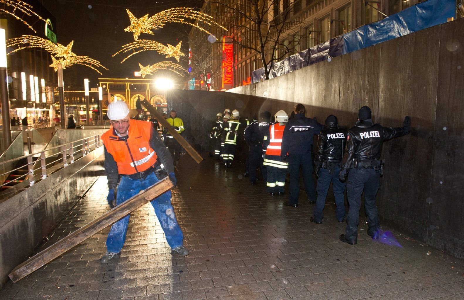 Vom Riesenrad auf dem Weihnachtsmarkt in Halle wurden am Donnerstag die Gondeln abgenommen.