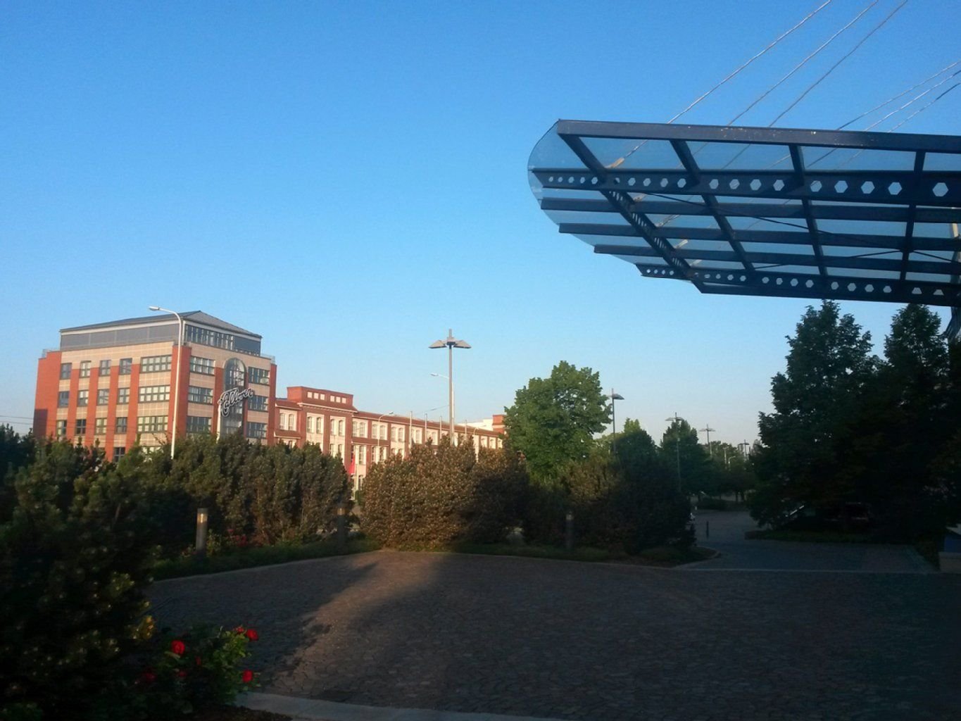 die Wetterexperten haben nicht zu viel versprochen: Strahlend blau zeigt sich der Himmel über Halle am Donnerstagmorgen.