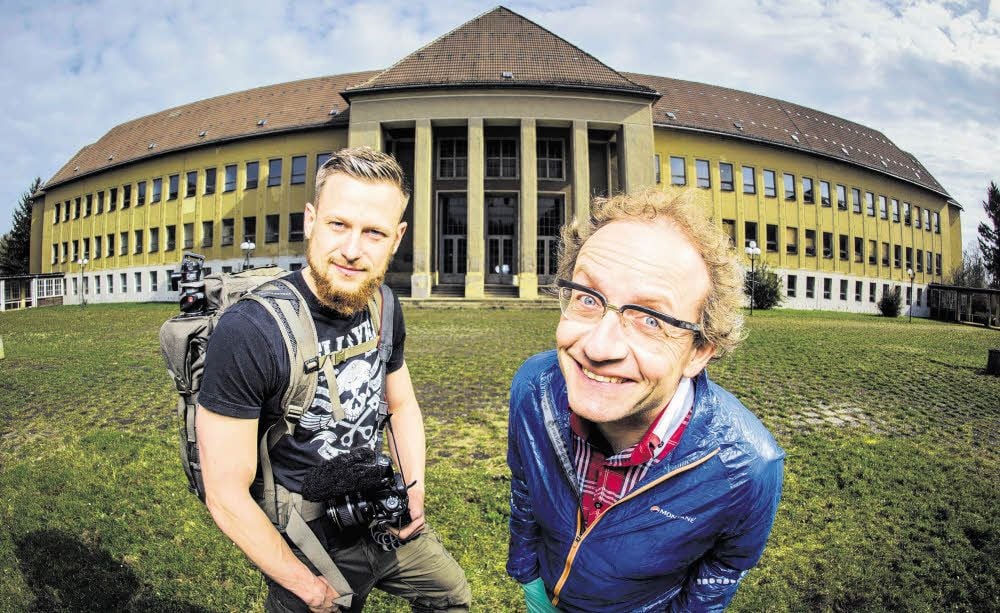 Outdoor-Experte Fritz Meinecke (l.) und Komiker Wigald Boning (r.) erkunden als „Geschichtsjäger“ verlassene Orte. Hier in Ballenstedt.