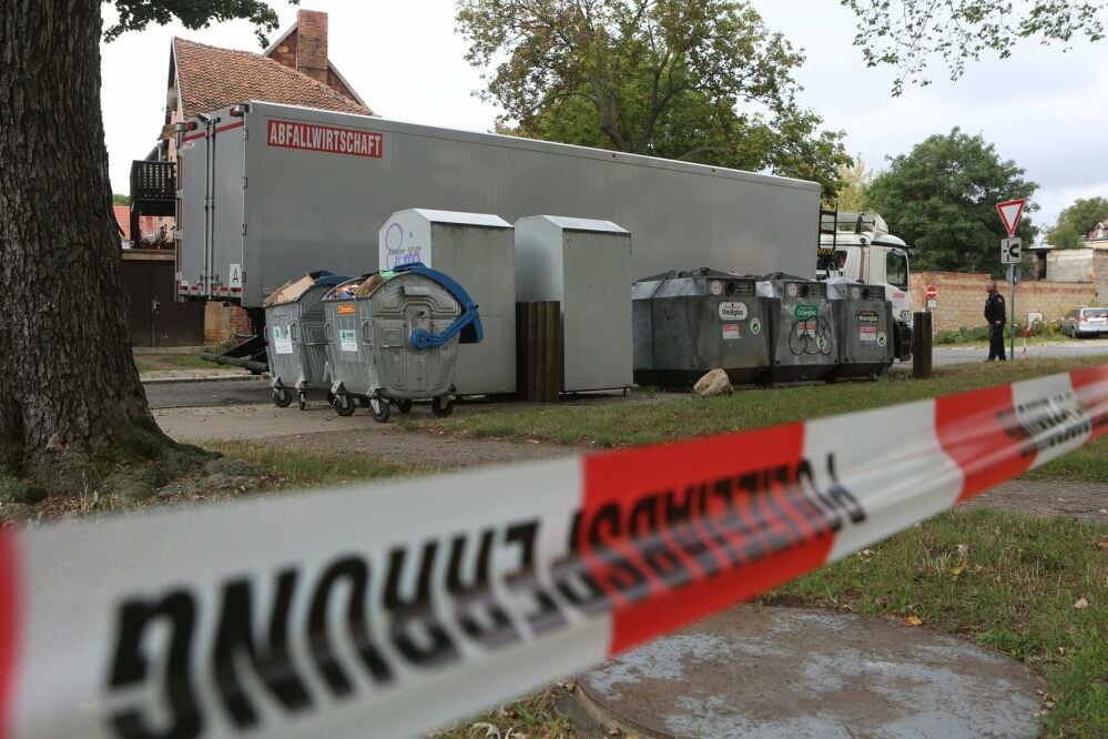 Die Altglascontainer am Tatort in Quedlinburg wurden von der Polizei untersucht.