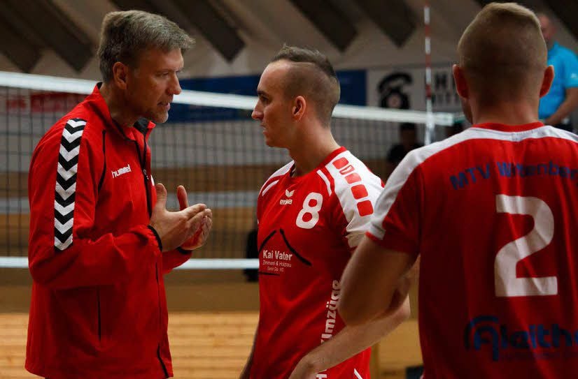 Der Trainer des MTV Wittenberg, Ulf Jonas (links), erreicht mit seinen Ansprachen derzeit nicht alle Spieler, da der Kader selten komplett ist.