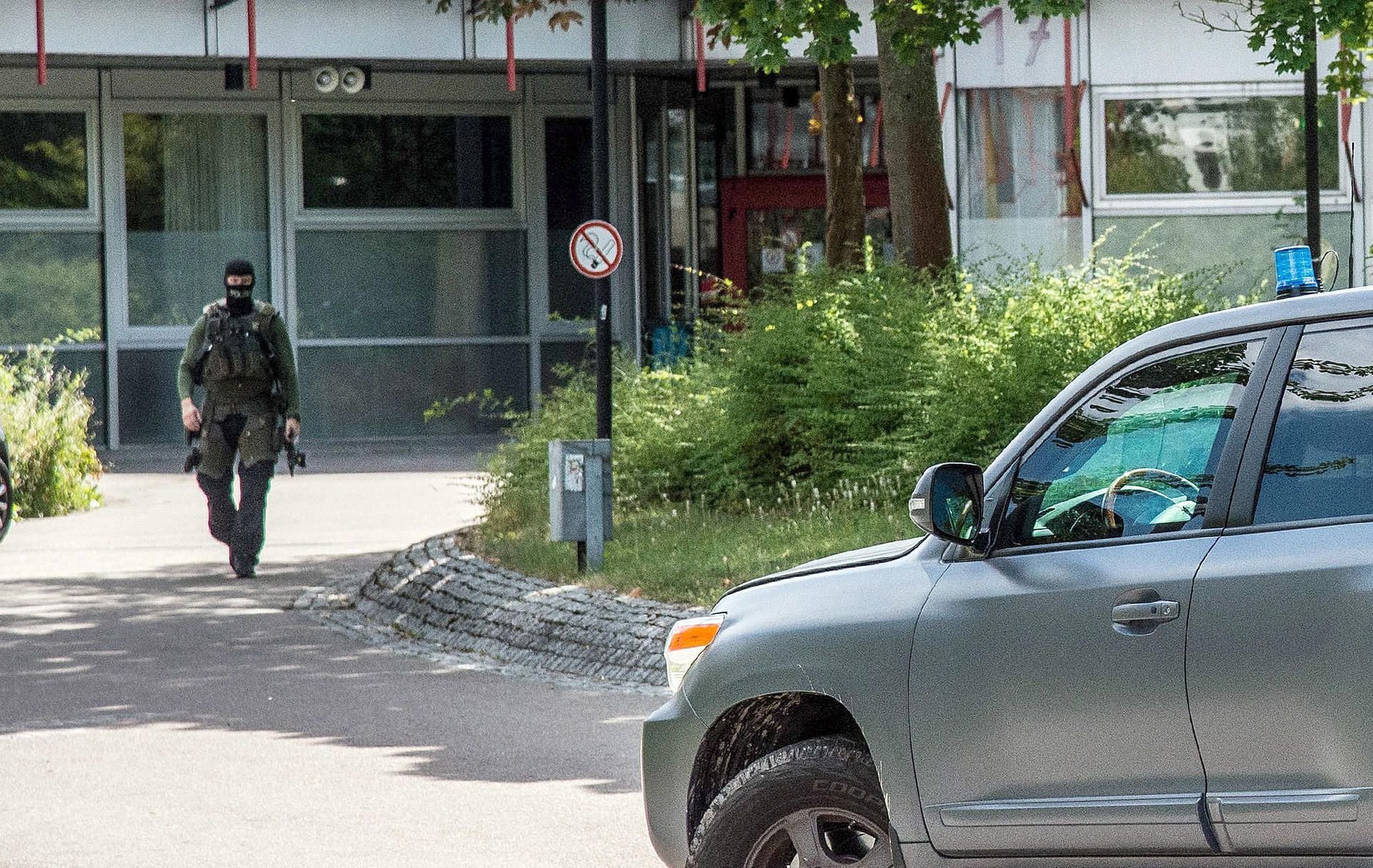 Ein Polizist mit einer Maschinenpistole steht in Esslingen (Baden-Württemberg) vor der Friedrich-Ebert Schule.