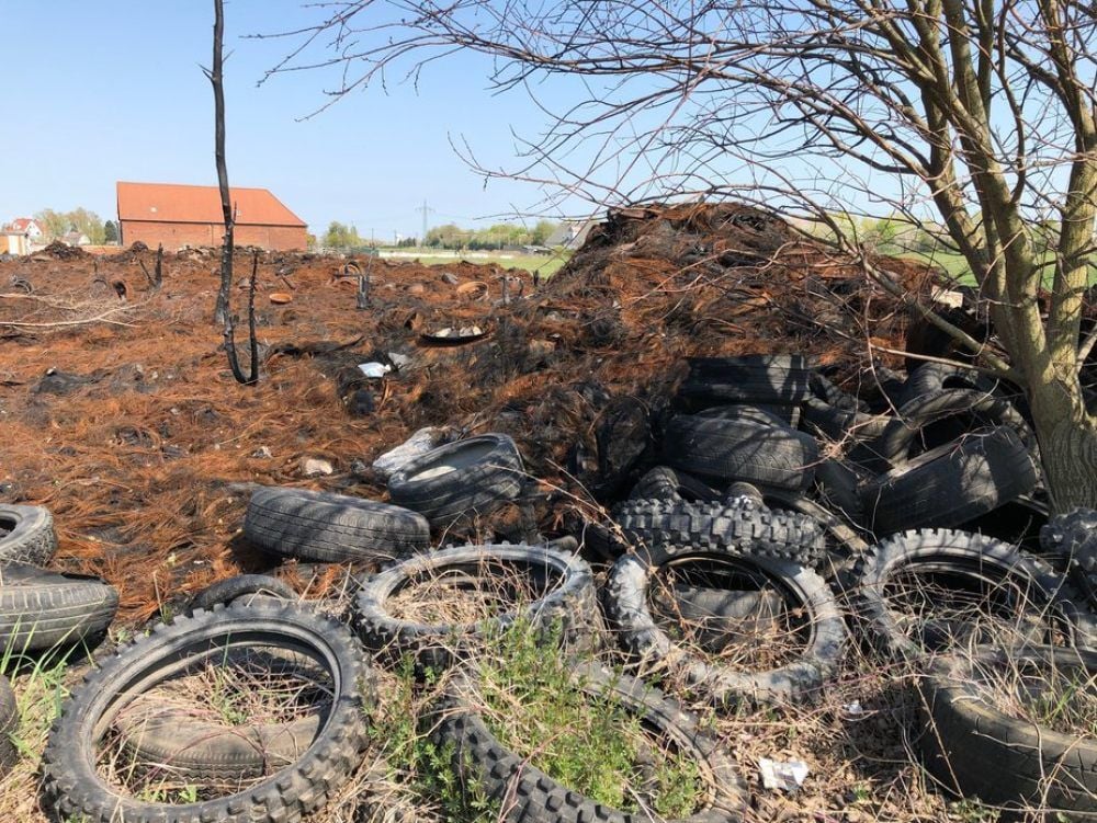 Dieses Bild bietet sich derzeit auf dem Altreifenlager nahe der Weißenfelser Ortsumgehung.
