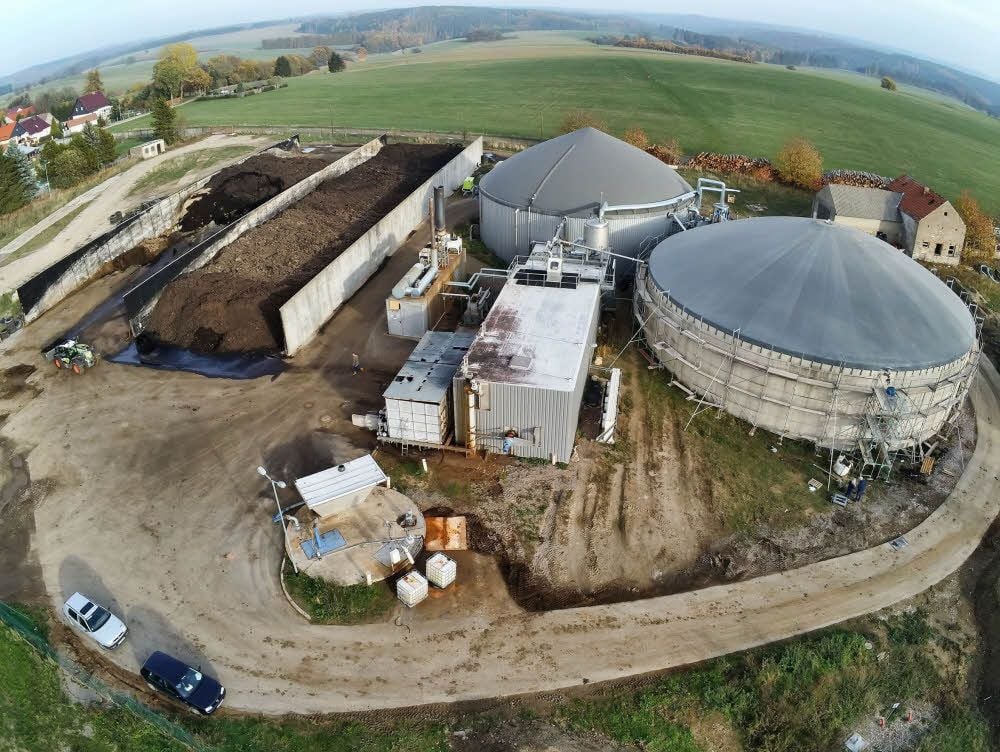 Aus der Vogelperspektive: die Biogasanlage in Hayn.