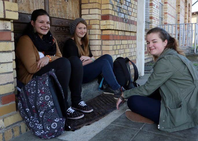 Die Gymnasiastinnen Marlen, Carmen und Pia warten am Jessener Bahnhof auf ihre Verbindung, müssen dann aber doch zur Bushaltestelle.
