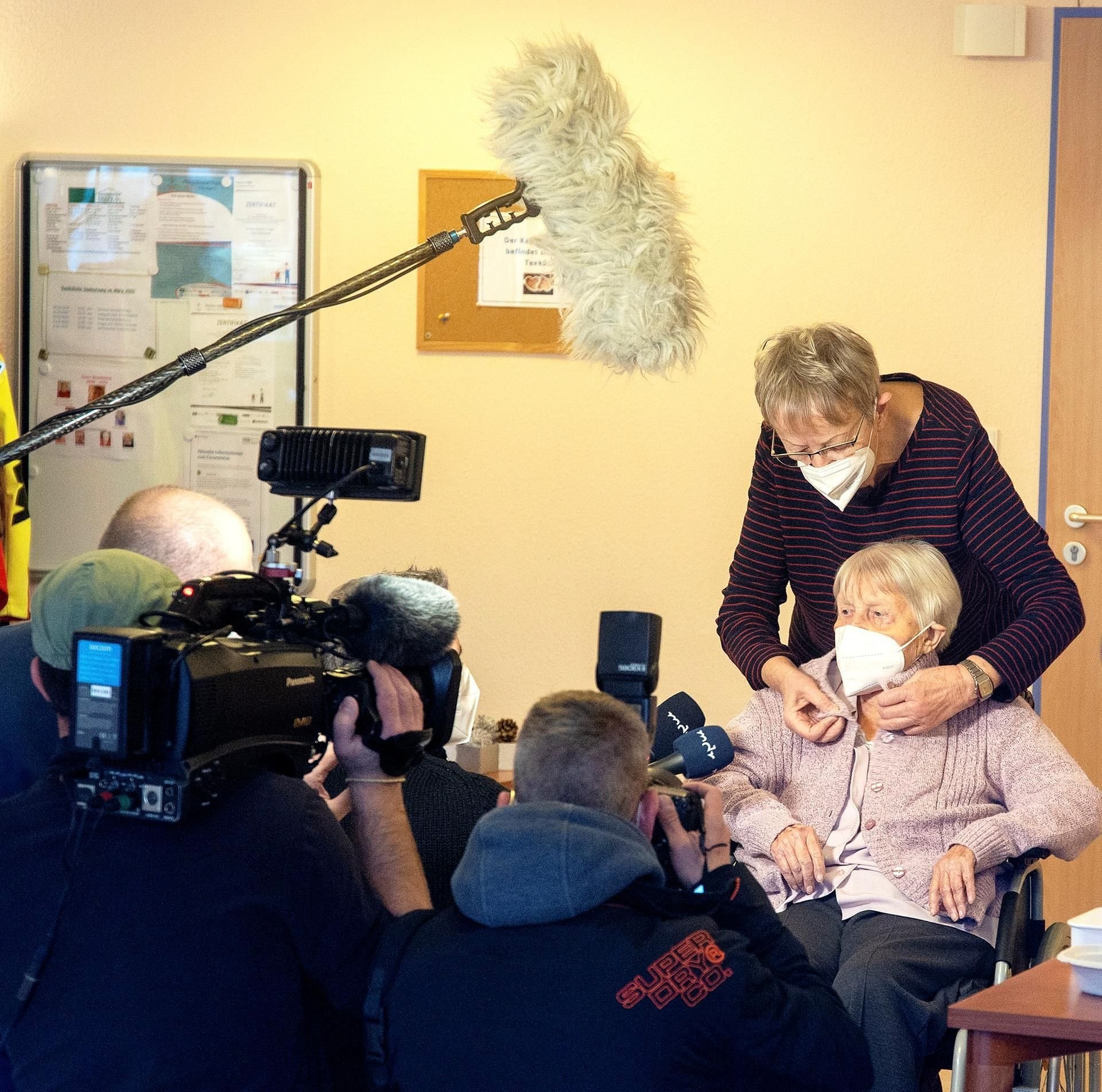Großer Medienandrang bei der zweiten Impfung der 101-jährigen Edith Kwoizalla.