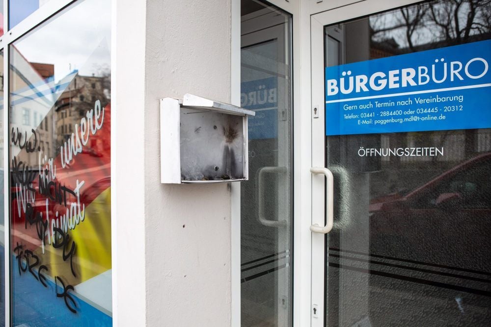 Scheibe beschmiert, Briefkasten gesprengt. Die Außenansicht des Wahlkreisbüros von André Poggenburg Sonntagvormittag.