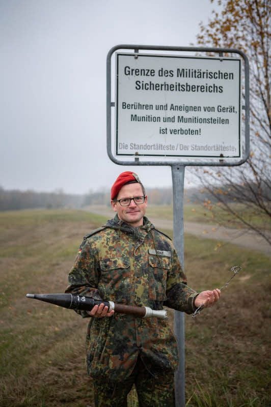 Oberstleutnant Ronny Vogt zeigt einen Munitionsrest, es war ein Querschläger.
