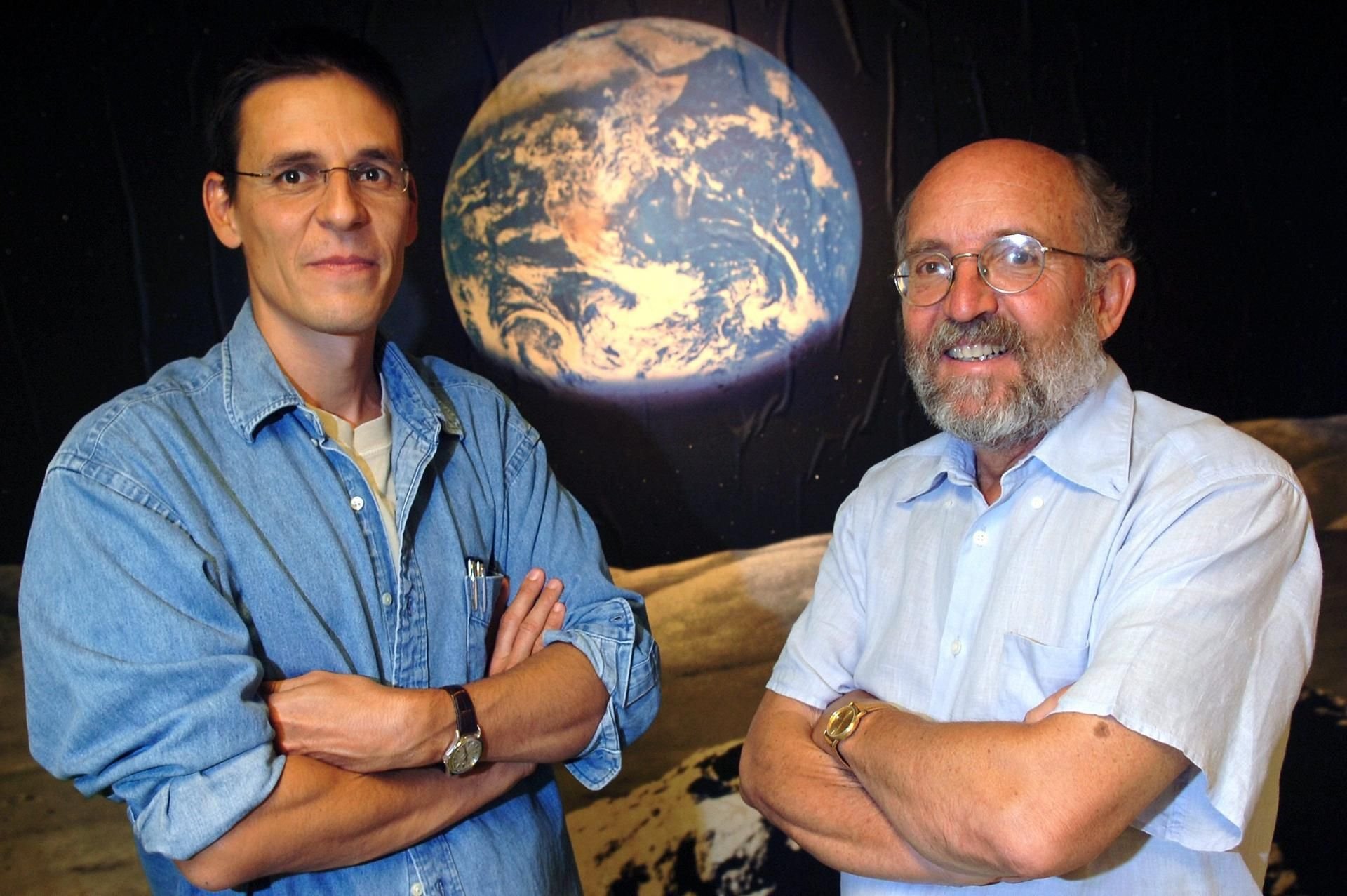Die Schweizer Astronomen, Michel Mayor (r) und Didier Queloz.