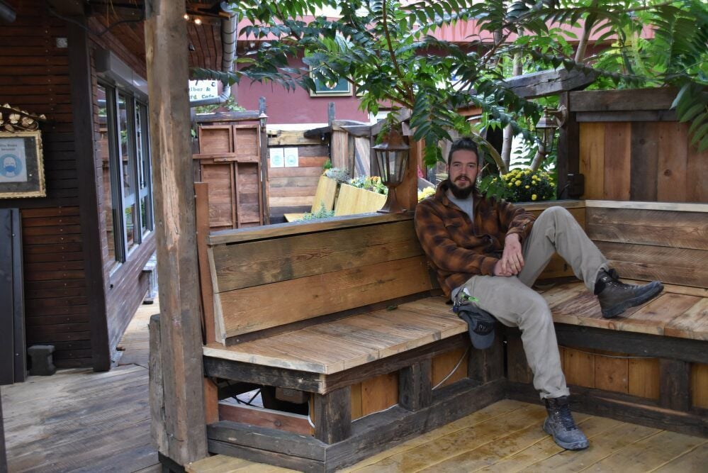 Leo Schumann, Mitbegründer des Klubs „Station Endlos“, sitzt in der neuen Bar, die das junge Team des Klubs jetzt in Reileck-Nähe eröffnet. Vom Tresen bis zu den Sitzmöbeln wurde alles selbst gezimmert.