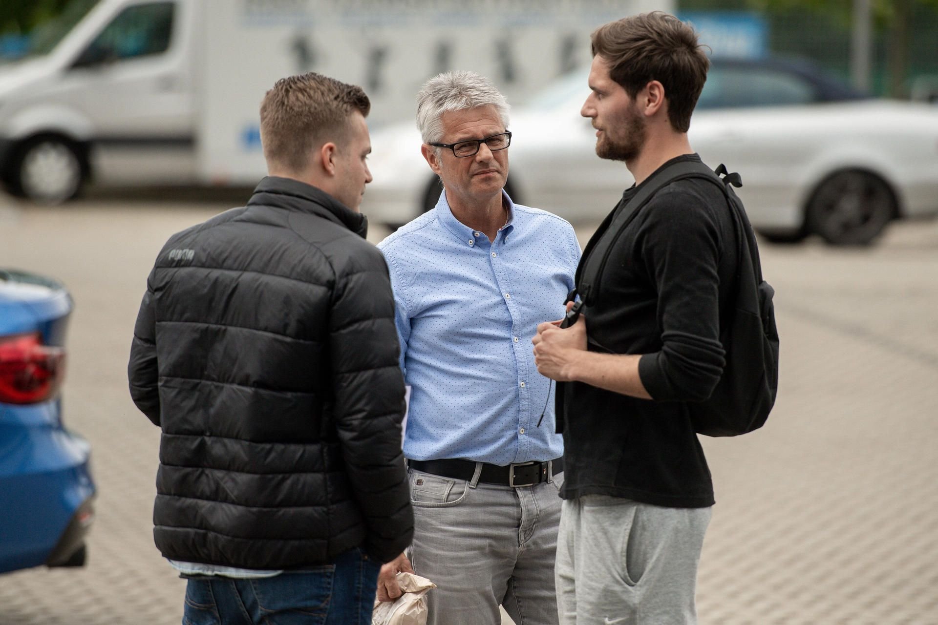 HFC-Sportdirektor Ralf Heskamp (m.) im Gespräch mit Scout Björn Ganser (l.) und Jonas Nietfeld (r.), der in Halle den Sprung zum Führungsspieler schaffen soll.