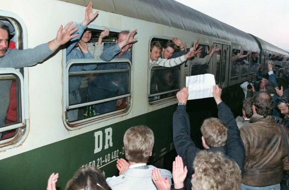 Das Foto vom 5. Oktober 1989 zeigt die Ankunft von knapp 800 DDR-Übersiedlern auf dem Bahnhof in Hof.