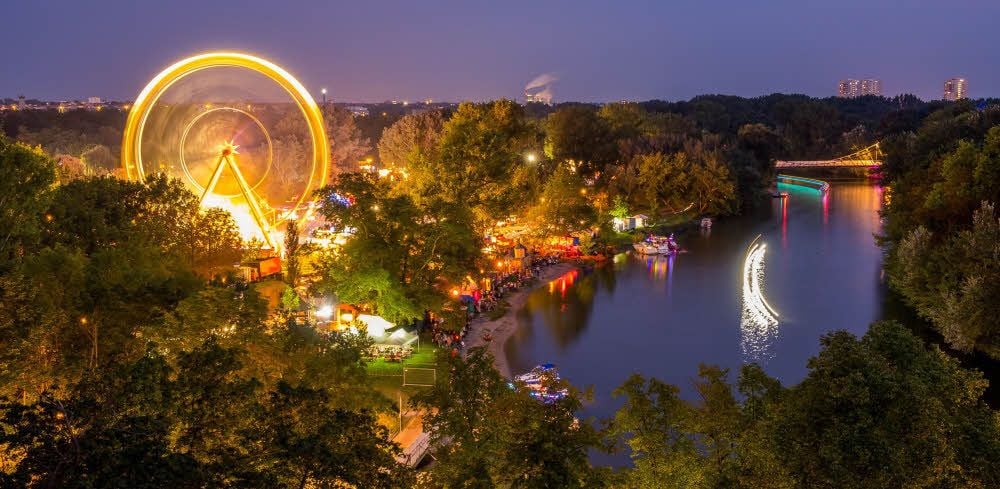 So stimmungsvoll kann Halle sein: Blick von Lehmanns Felsen auf das Laternenfest und das Riesenrad.
