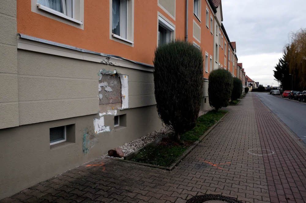 Der Lkw verursachte einen Schaden an einer Hauswand.