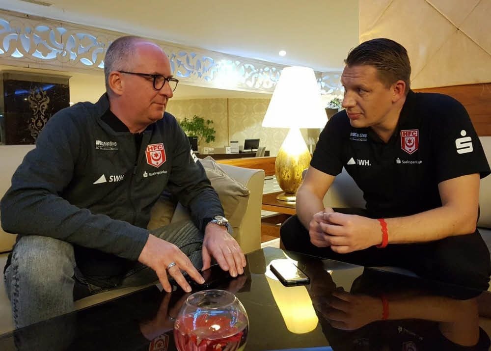 HFC-Vorstand Jens Rauschenbach (l.) ist am Freitag in Belek eingetroffen und redet in der Hotellobby mit Marketing-Chef Sebastian Rose.