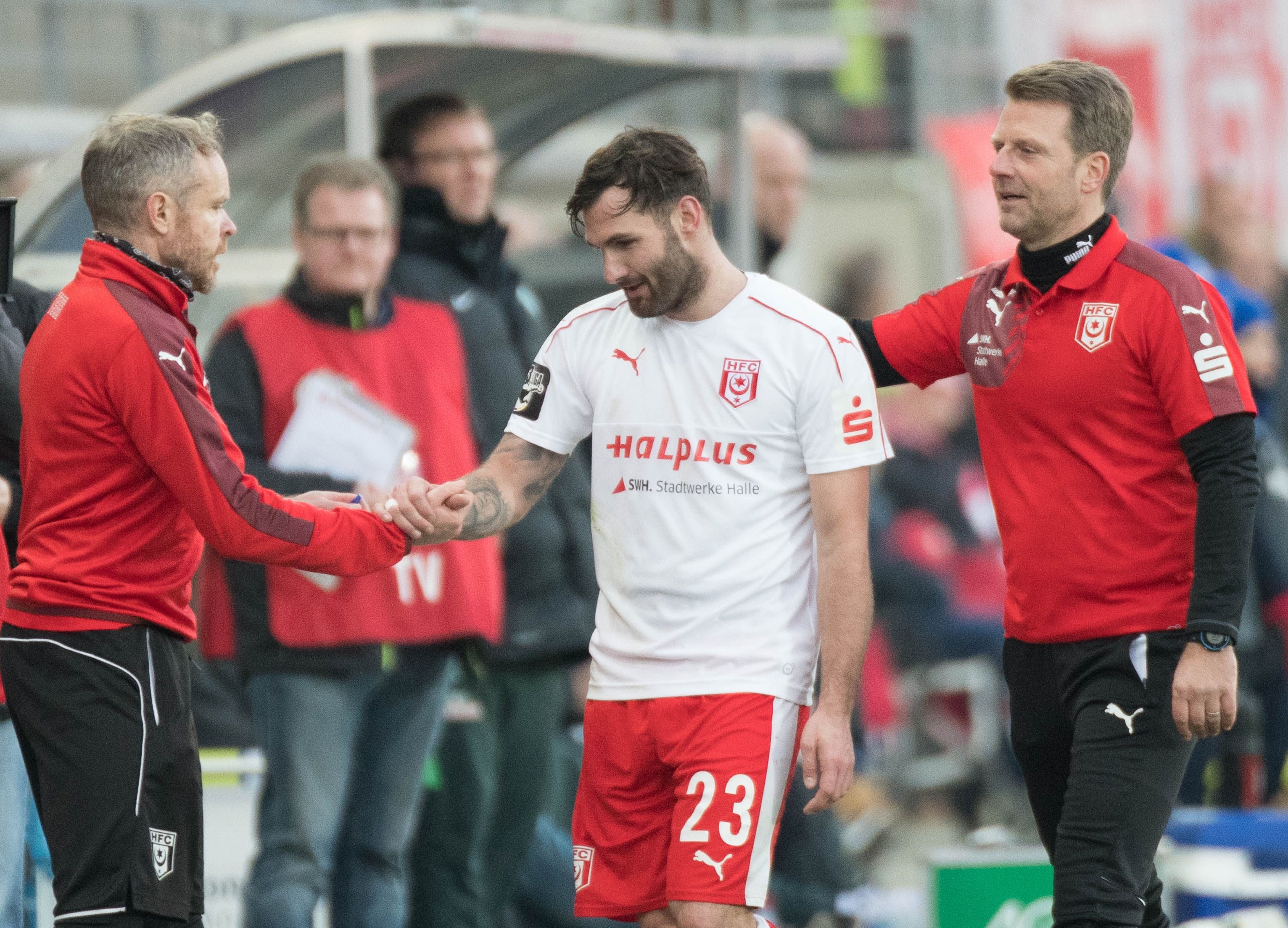 Co-Trainer Marco Kämpfe (l.) und HFC-Cheftrainer Rico Schmitt (r.) bedanken sich bei Sascha Pfeffer nach seiner Auswechslung.