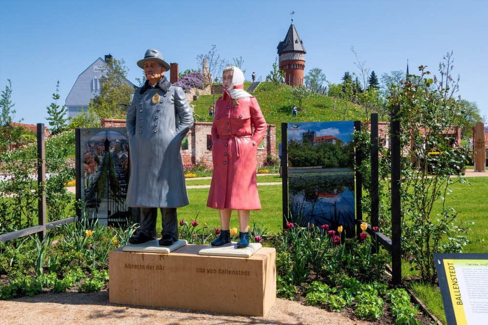 Im Auftrag der Stadt Ballenstedt hat die Künstlerin Bärbel Kolberg die beiden Skulpturen geschaffen, die in Burg zu sehen sind.