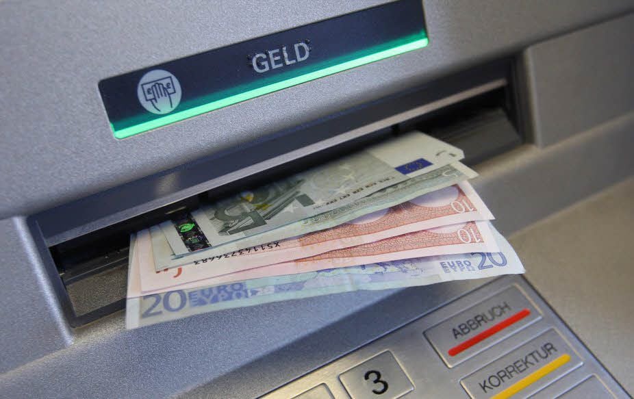 Zwei Männer sollen durch gesprengte Geldautomaten an eine Beute in Millionenhöhe gekommen sein.
