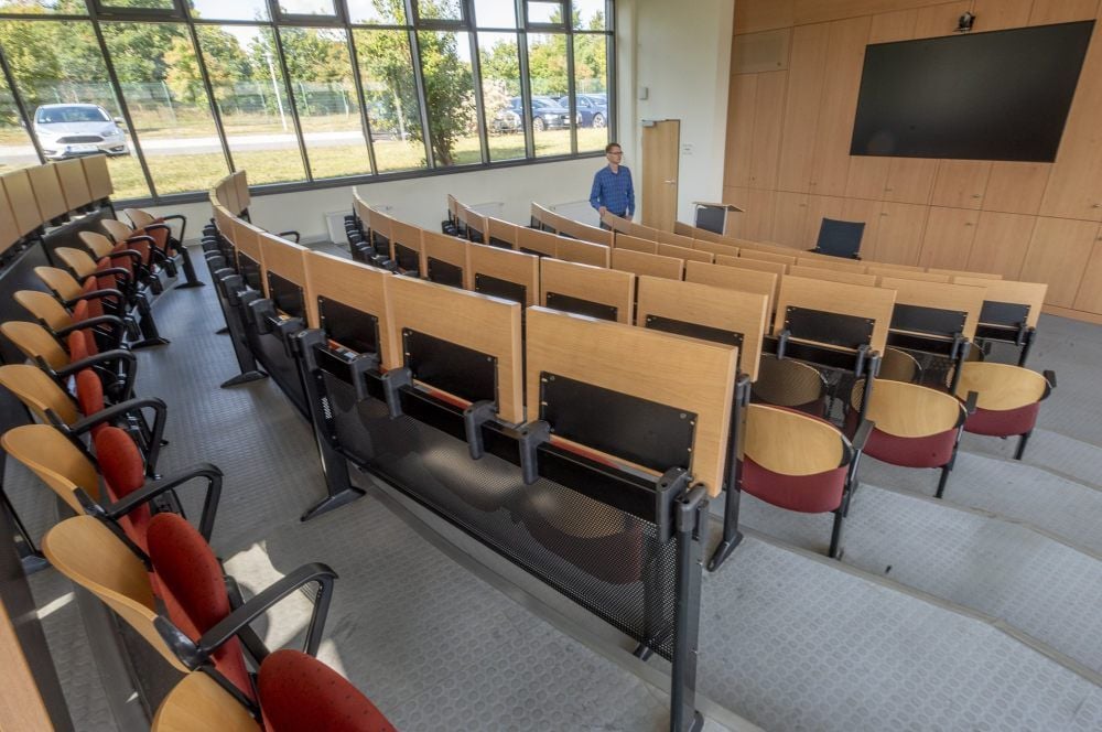 Neben Konferenzräumen gibt es auch einen mit moderner Technik ausgestatteten Hörsaal im CCC.