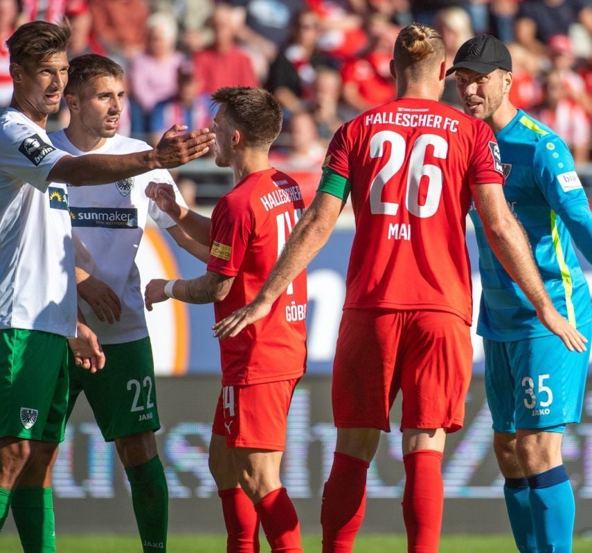 Sebastian Mai (2. v. r.) und Patrick Göbel (M.) diskutieren nach dem 2:2 mit den Münsteranern.