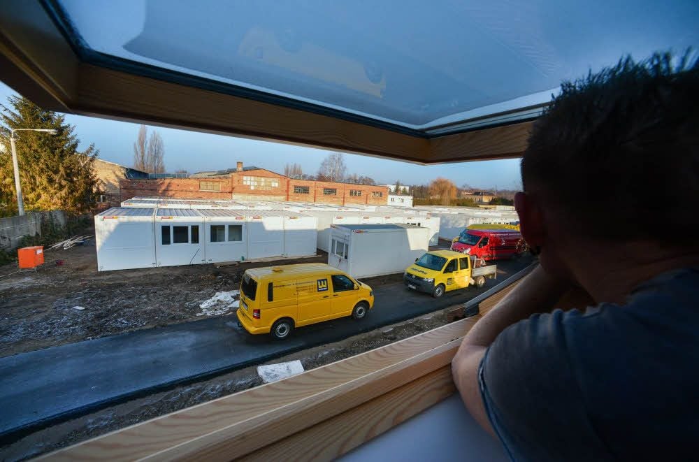 Blick vom Dachfenster auf die Container, in denen Flüchtlinge untergebracht werden sollen.
