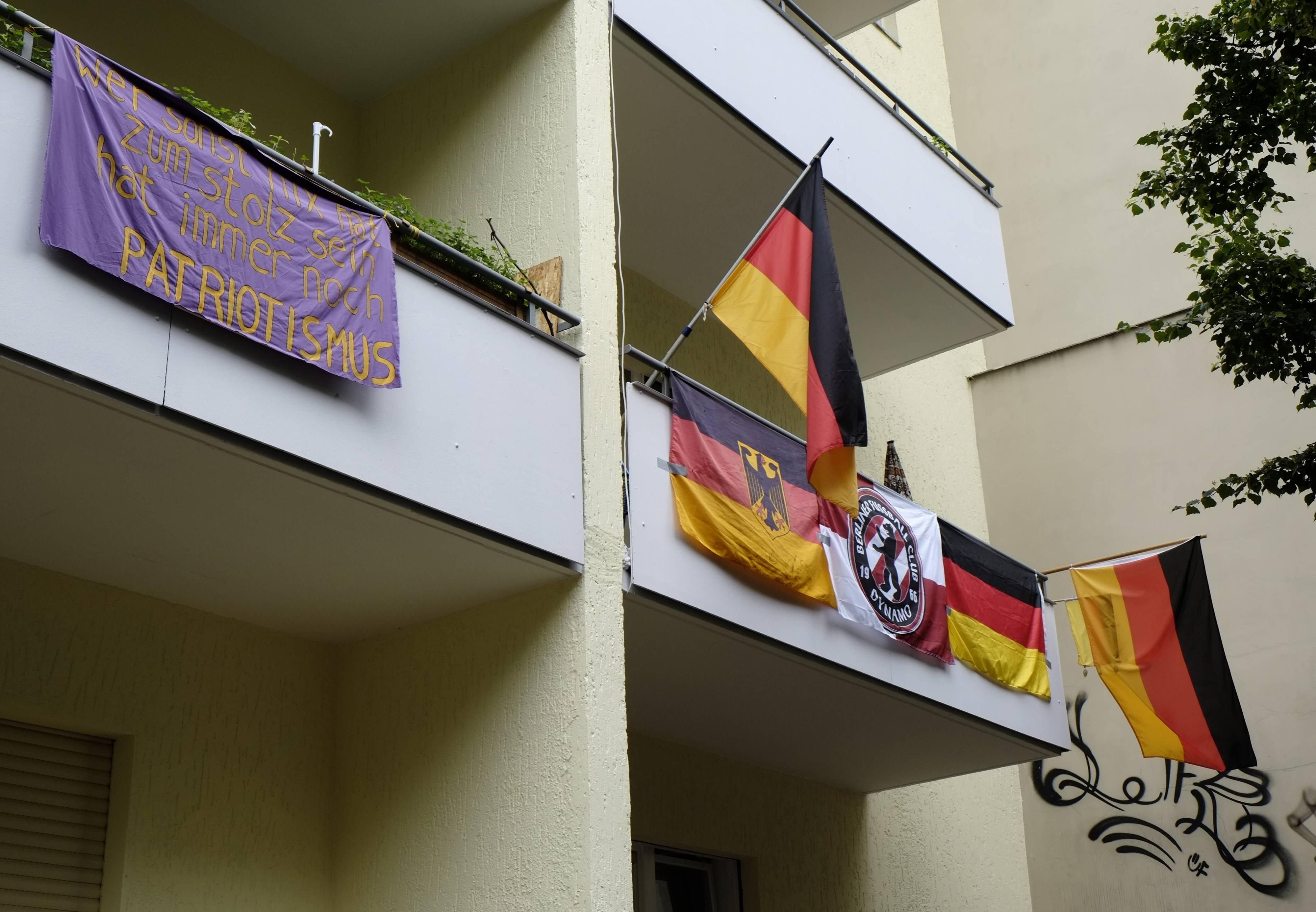 Deutschlandfahnen auf einem Balkon: Die Deko darf Nachbarn nicht beeinträchtigen.