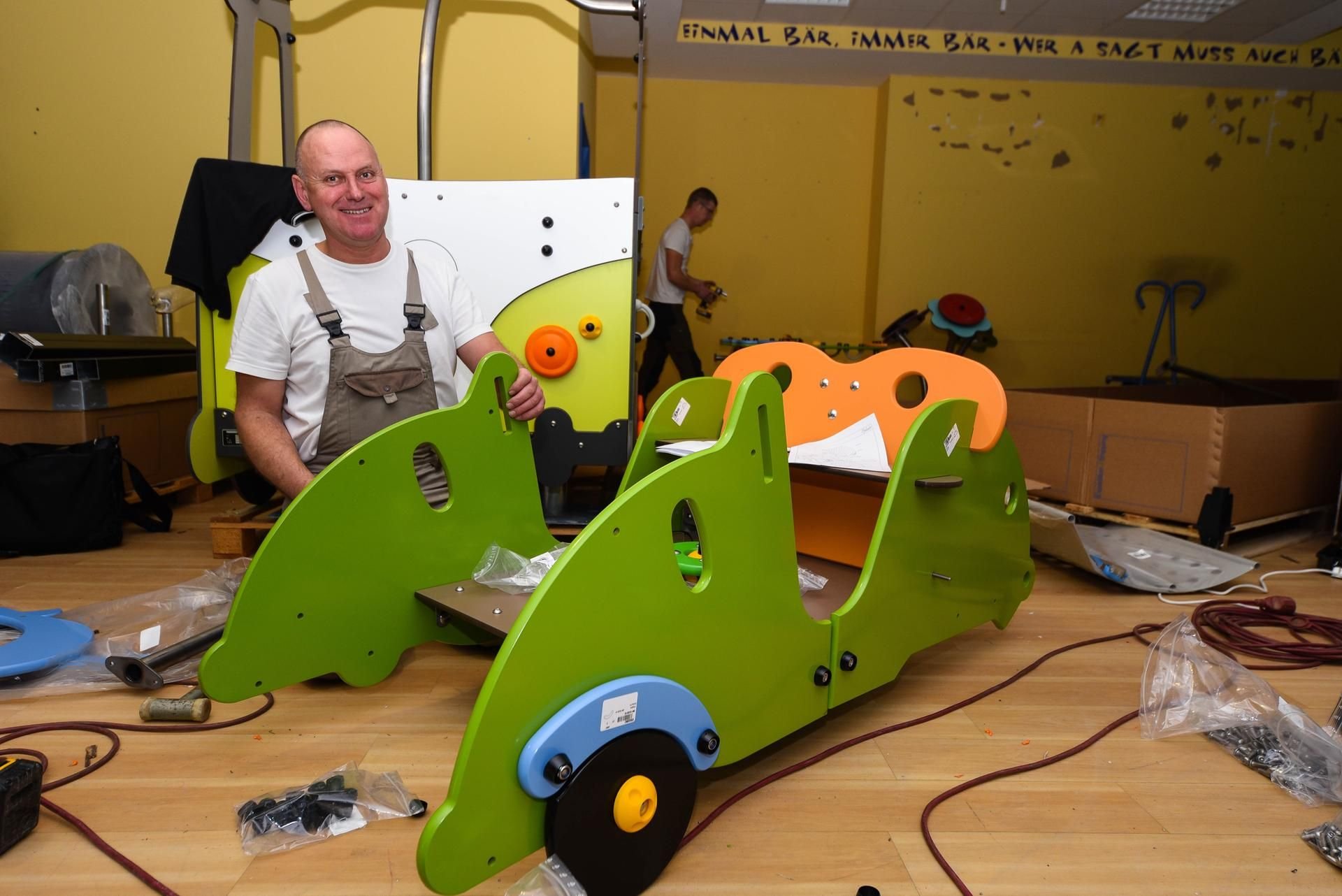 Letzte Aufbauarbeiten im Indoor- Spielplatz Nova