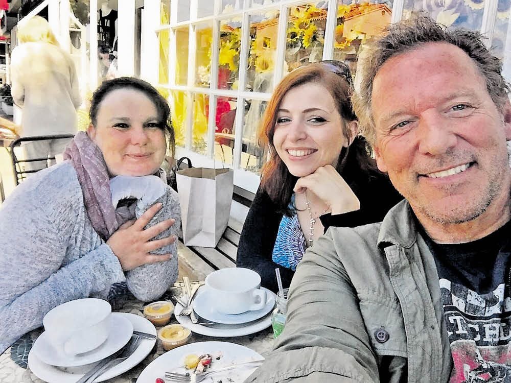 Da legt der Gladiator sogar selbst Hand an: Ralf Moeller macht ein Selfie vom gemeinsamen Nachmittag in Santa Monica mit Katrin und Anika.