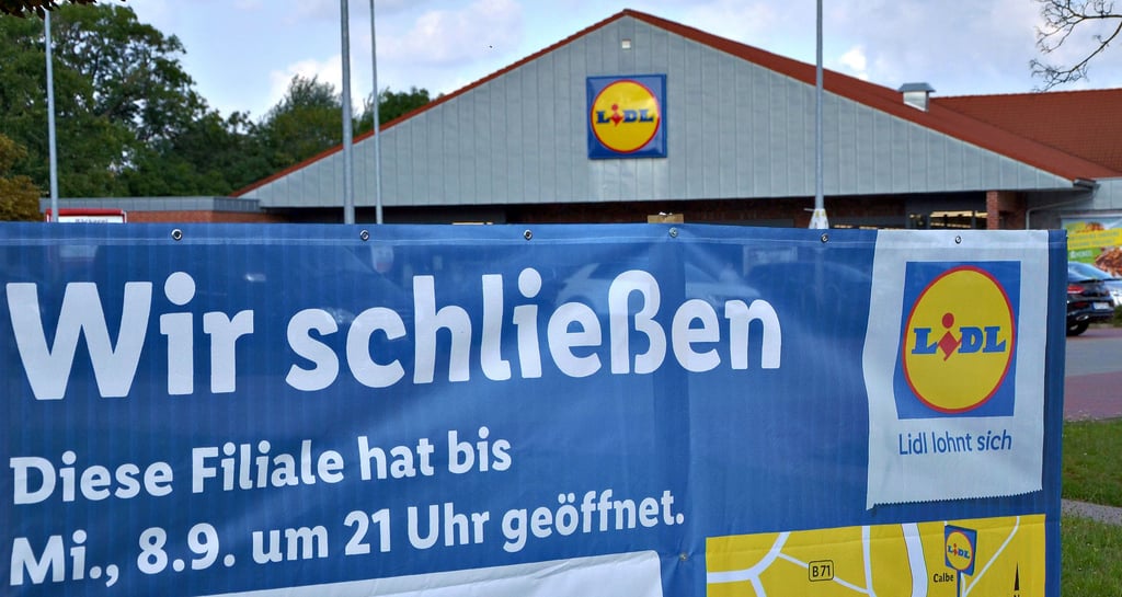 Jetzt geht alles ganz schnell. Im Frühjahr 2019 hatten die Betreiber in Staßfurt verkündet, dass der Lidl in der Förderstedter Straße nahe Kreisverkehr und Krankenhaus abgerissen werden soll. Dann hörte man zwei Jahre lang nichts mehr von den Plänen. Nun informiert ein Aushang die Kunden über den Stand der Dinge.