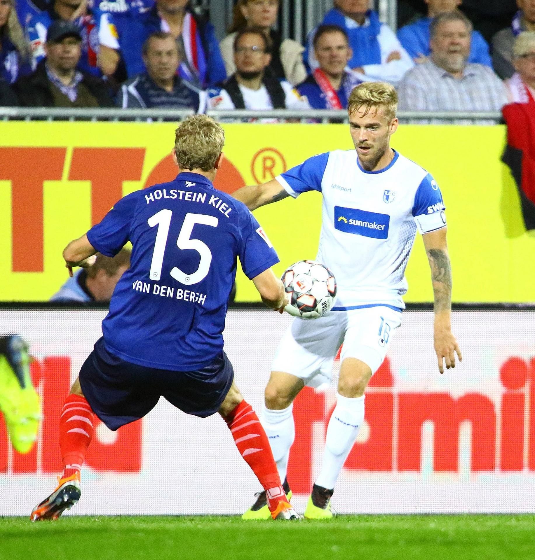 Johannes van den Bergh (Holstein Kiel) und Nils Butzen (FCM) im Duell.