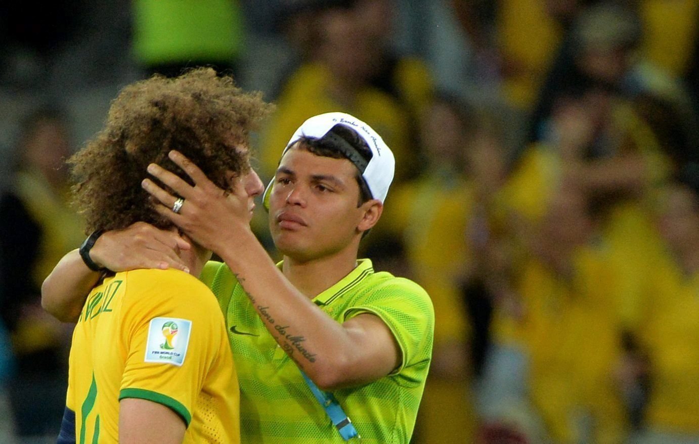 Thiago Silva (r.) tröstet nach dem verlorenen Halbfinale seinen Teamkameraden David Luiz.