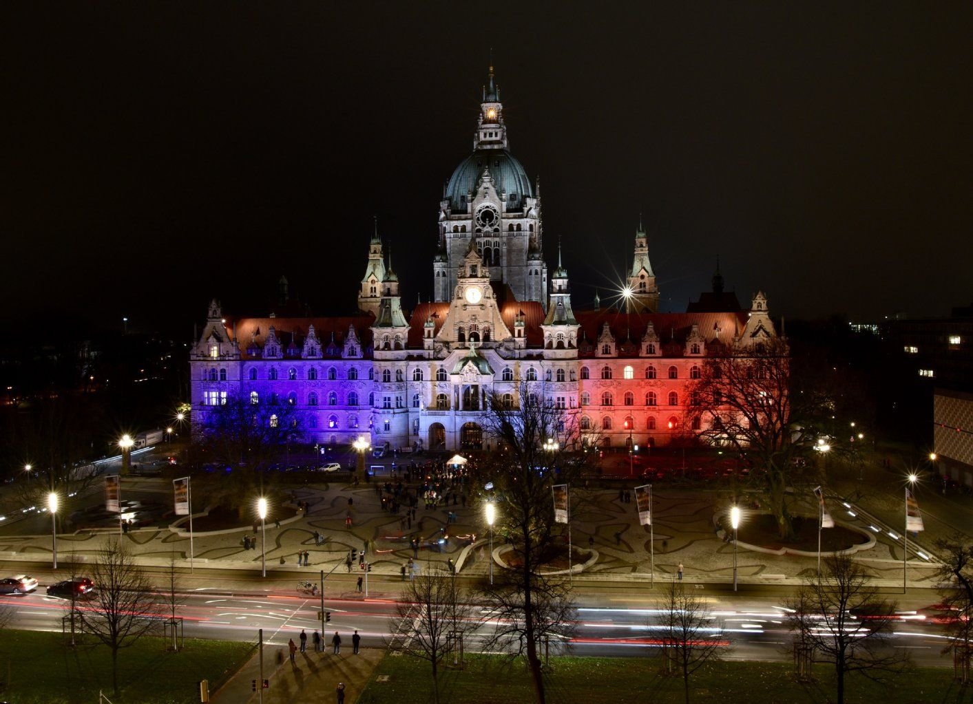 Das Neue Rathaus in den Farben der französischen Nationalflagge.