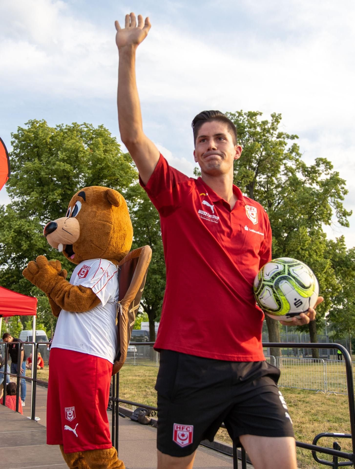 Dennis Mast grüßt die HFC-Fans bei der Eröffnungsfeier am Stadion.