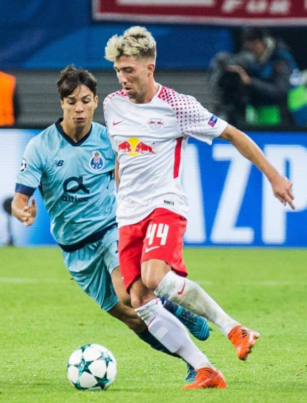 Leipzigs Kevin Kampl (r.) führte gegen Porto klug Regie und hatte viele Ideen. Hier lässt er Portos Oliver Torres stehen.