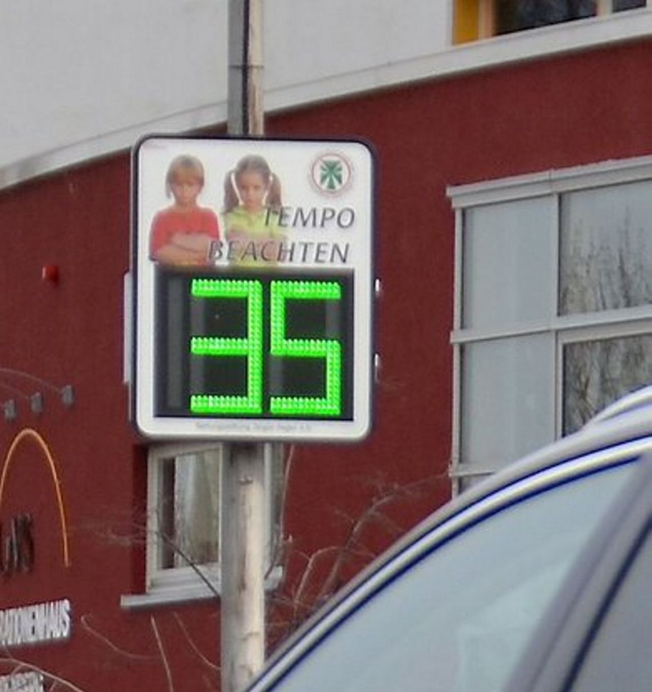 Eine solche LED-Anzeige, die Autofahrern ihre Geschwindigkeit anzeigt, soll bald in Hedersleben aufgestellt werden.