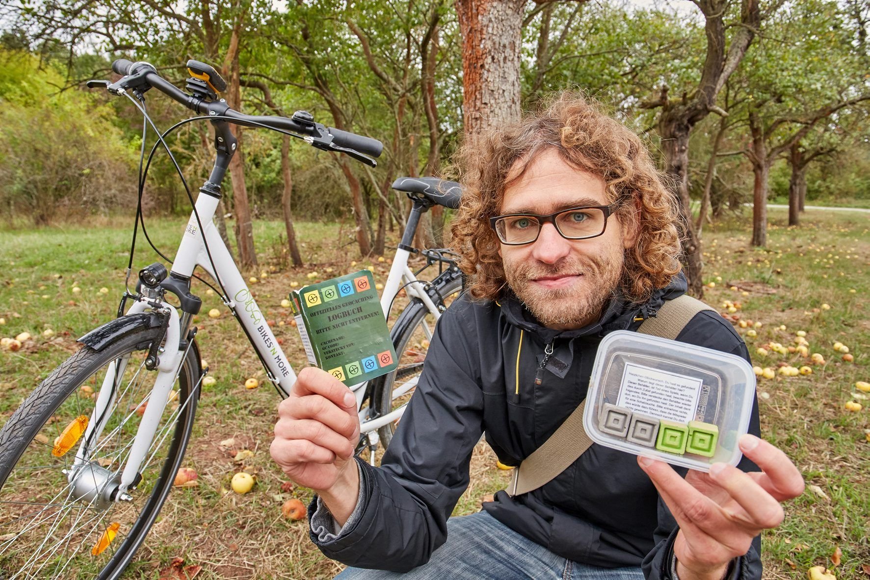 So sehen Entdecker aus: MZ-Reporter Felix Filke hat sich durch das Unterholz gekämpft und eine Plastikbox mit Logbuch und Tonstücken gefunden.