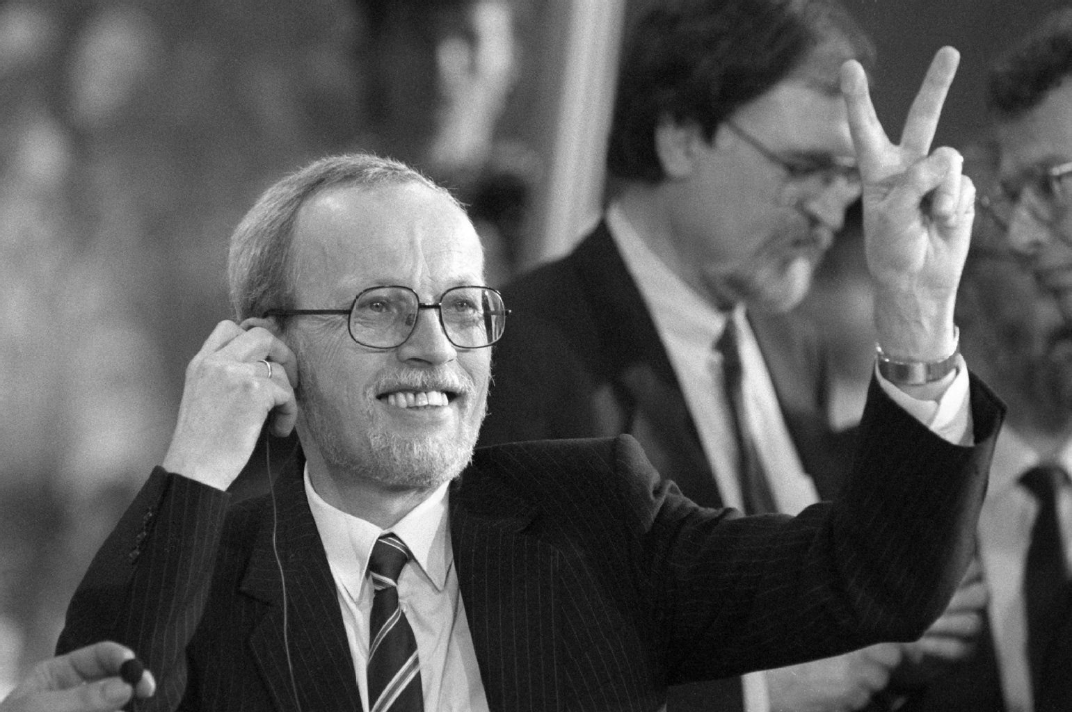 Der Vorsitzende der Ost-CDU, Lothar de Maiziere, freut sich am 18. März 1990 über den Sieg der konservativen Allianz für Deutschland.