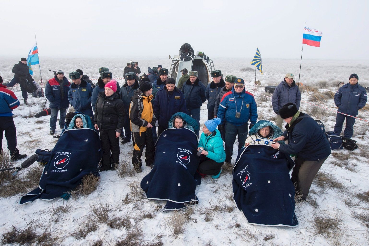 Die drei Astronauten von Sojus TMA 14M, die Russen Alexander Samokutjajew und Jelena Serowa sowie der US-Amerikaner Barry Wilmore nach der Landung nahe der Stadt Zhezkazgan (Kasachstan)