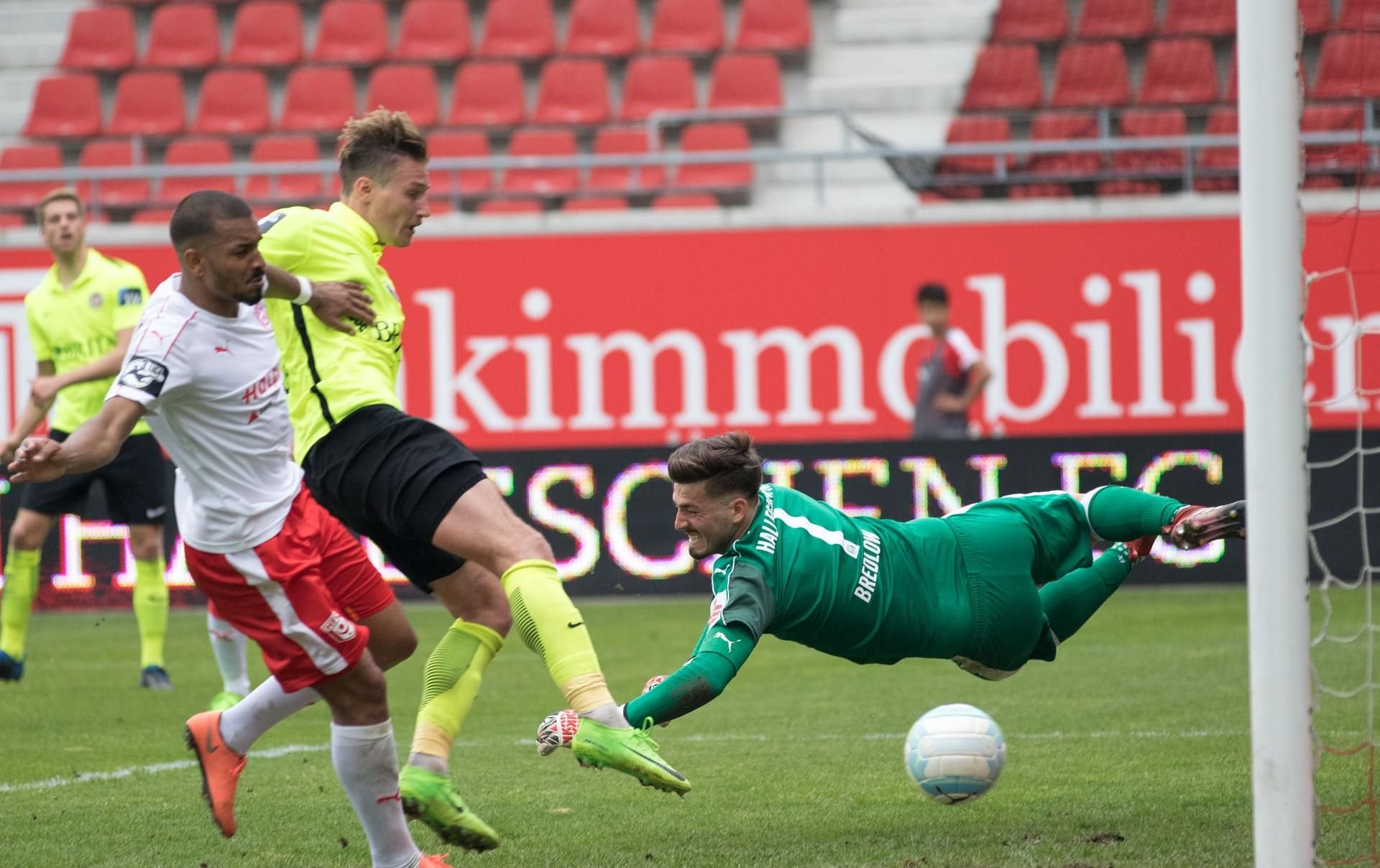 Der Schlusspunkt in einem schlimmen Heimspiel für den HFC: Das 3:0 für die Gäste aus Wehen Wiesbaden.