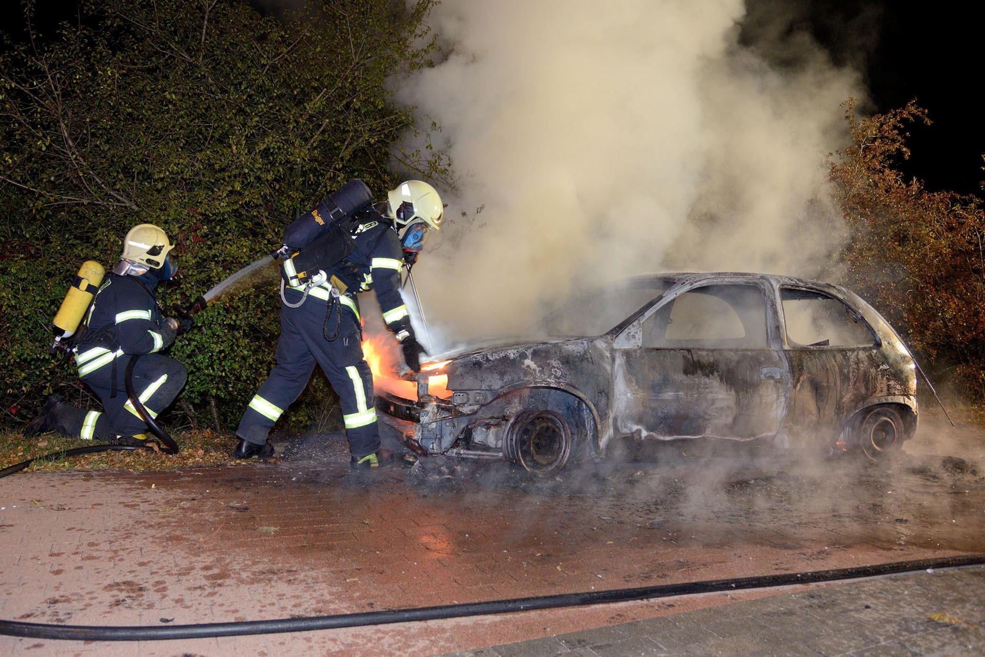 Feuerwehrleute aus Quedlinburg hatten den brennenden Opel Corsa in der Nacht zum 5. Oktober gelöscht.