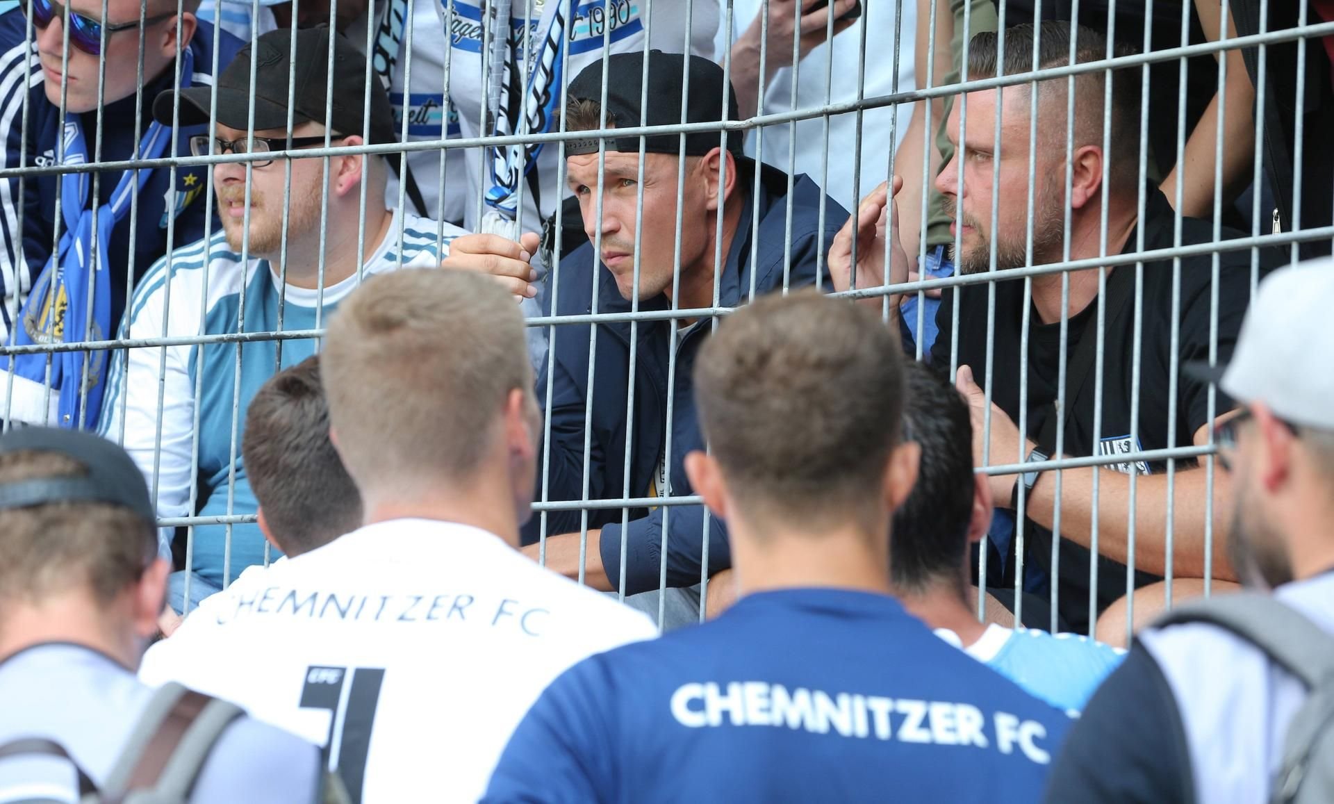Daniel Frahn im Gästeblock beim Spiel HFC gegen Chemnitzer FC.