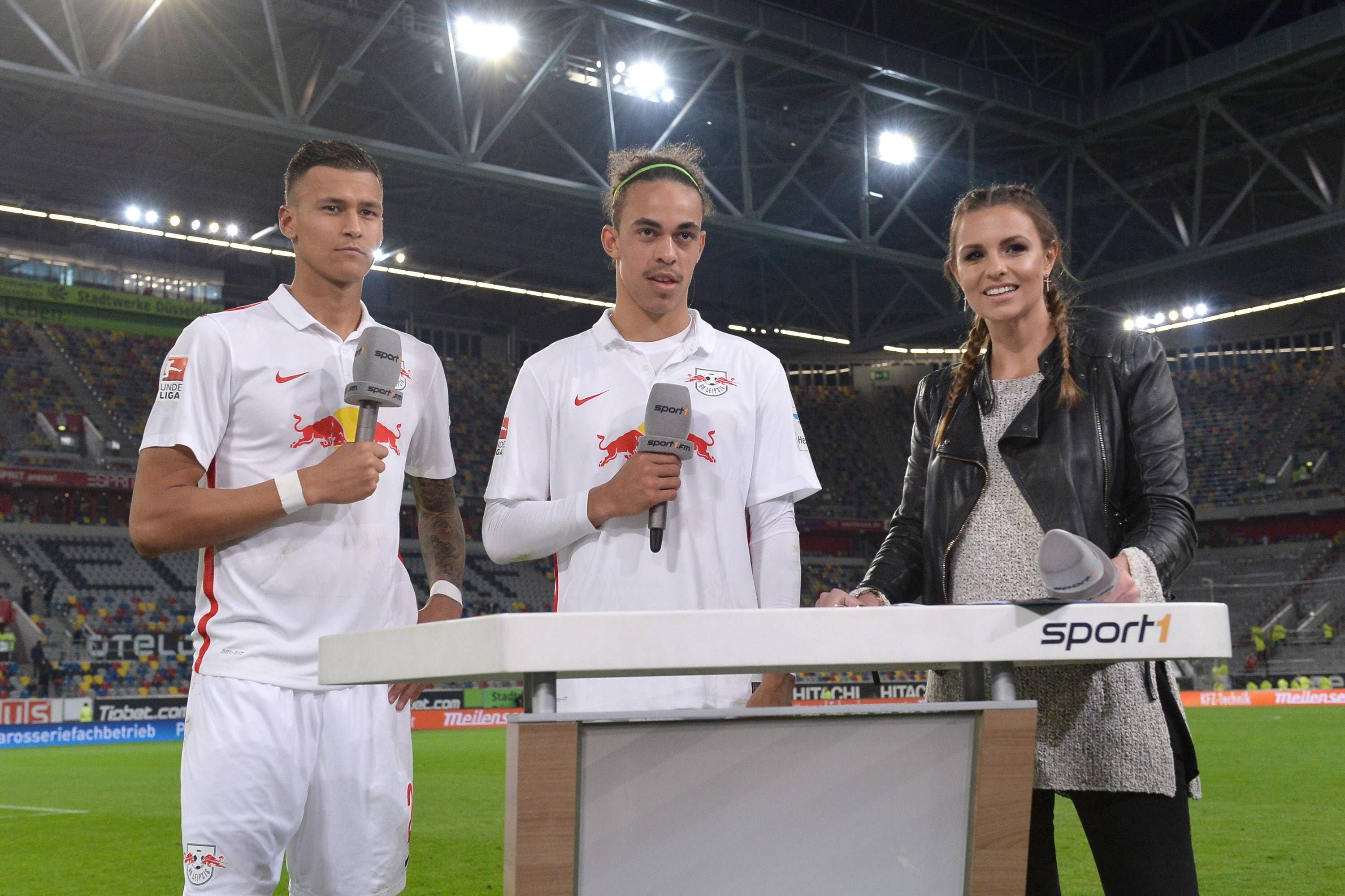 RB bringt Quote: RB Leipzigs Sturmduo Davie Selke und Yussuf Poulsen im Interview mit Sport1-Moderatorin Laura Wontorra.
