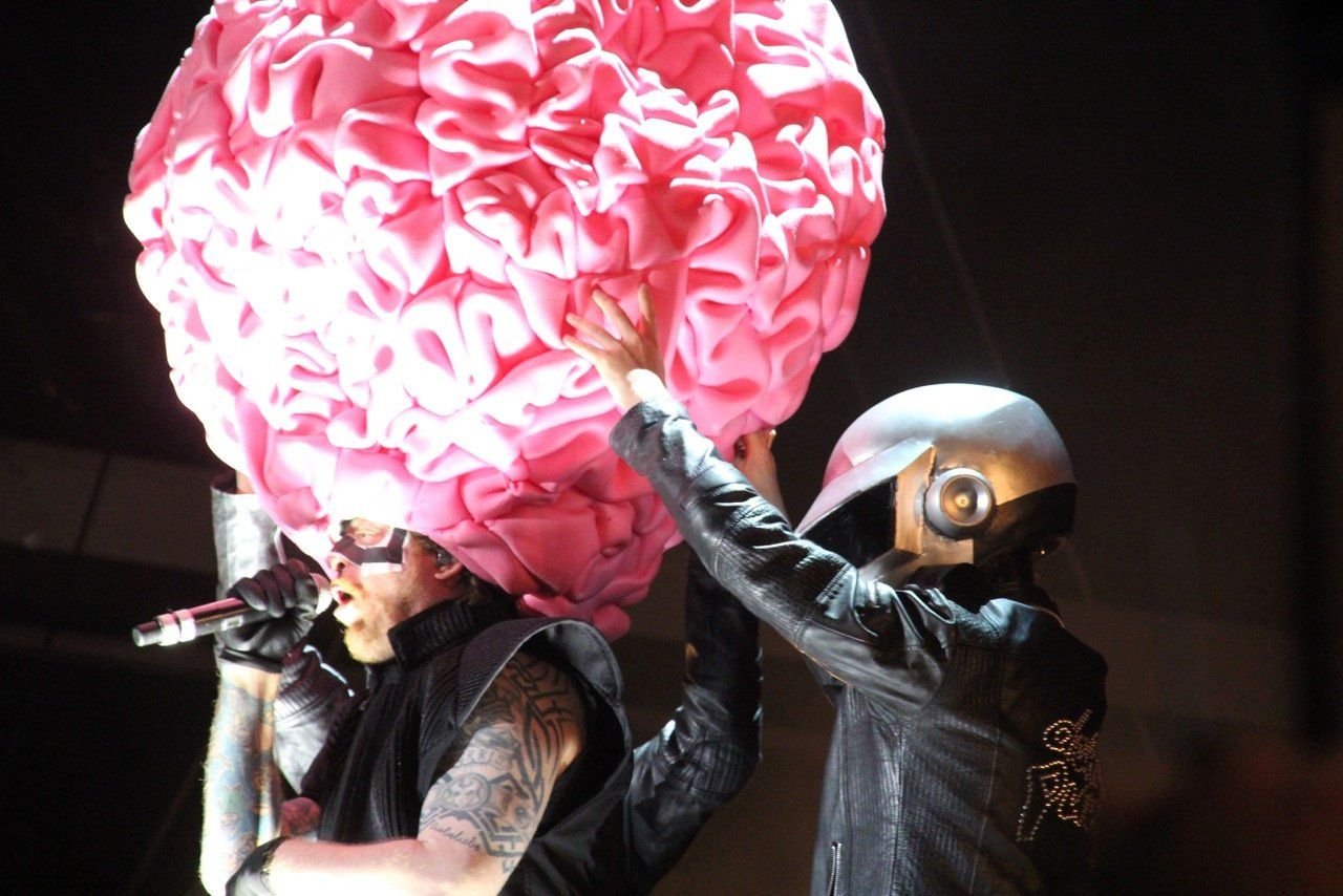 Philipp, Porky und Ferris Hilton machen die Mainstage auf dem Sputnik Spring Break 2015 zu ihrem Spielplatz und steigern sich von Track zu Track mit absurden Kostümen und Bühnenaccessoires. Unser Bild des Tages.