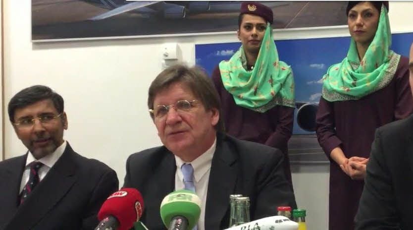 PIA-Chef Bernd Hildenbrand bei einer Pressekonferenz in Schkeuditz