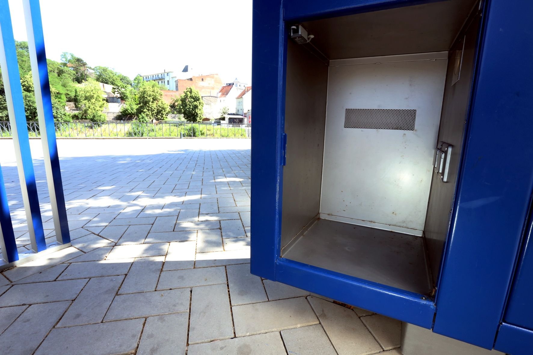 Vandalismus: Die Tür dieses Gepäck-Schließfaches der Radstation an der Wachgasse in Bernburg ist verschwunden.