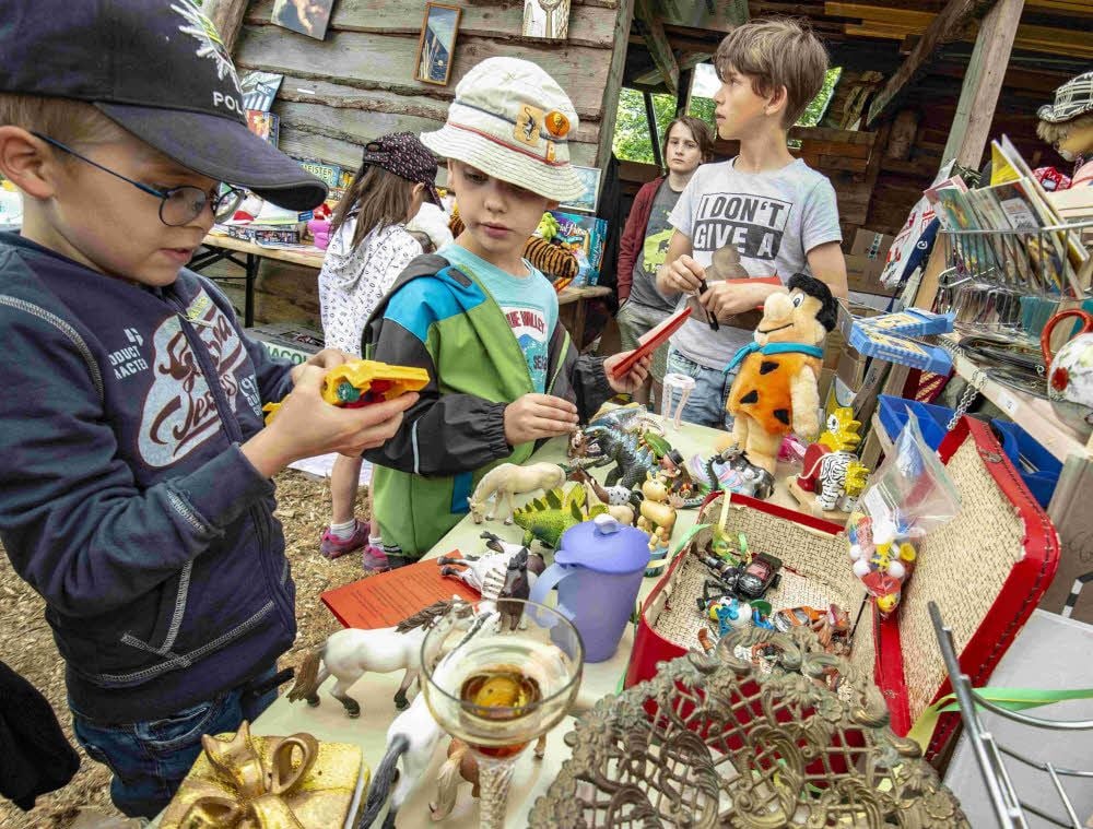 Beim Flohmarkt in Andershausen konnten die verdienten Quedel für kleine Schätze und Souvenirs ausgegeben werden.