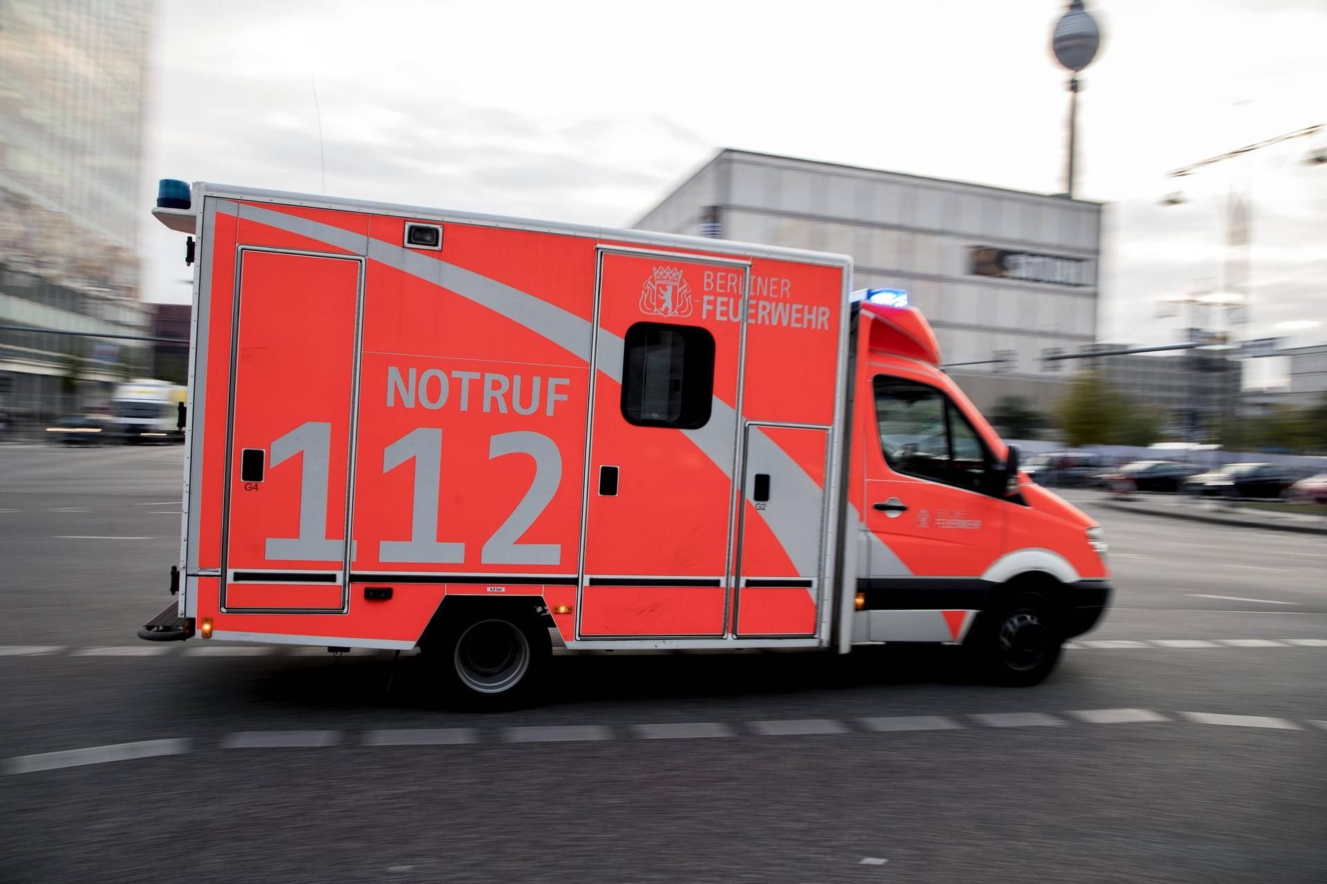 Ein Krankenwagen in der Nähe des Alexanderplatzes in Berlin. Ein Polizist hat einen tödlichen Unfall verursacht. (Symbolbild)