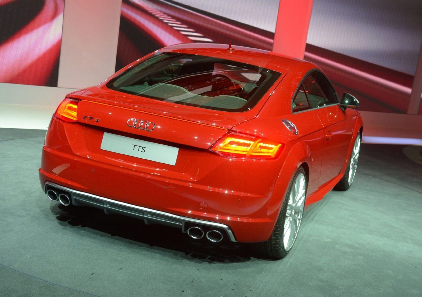 Ein bulliges, geradlinig gezeichnetes Heck ist ein Markenzeichen der bisherigen Audi-TT-Modellgenerationen.
