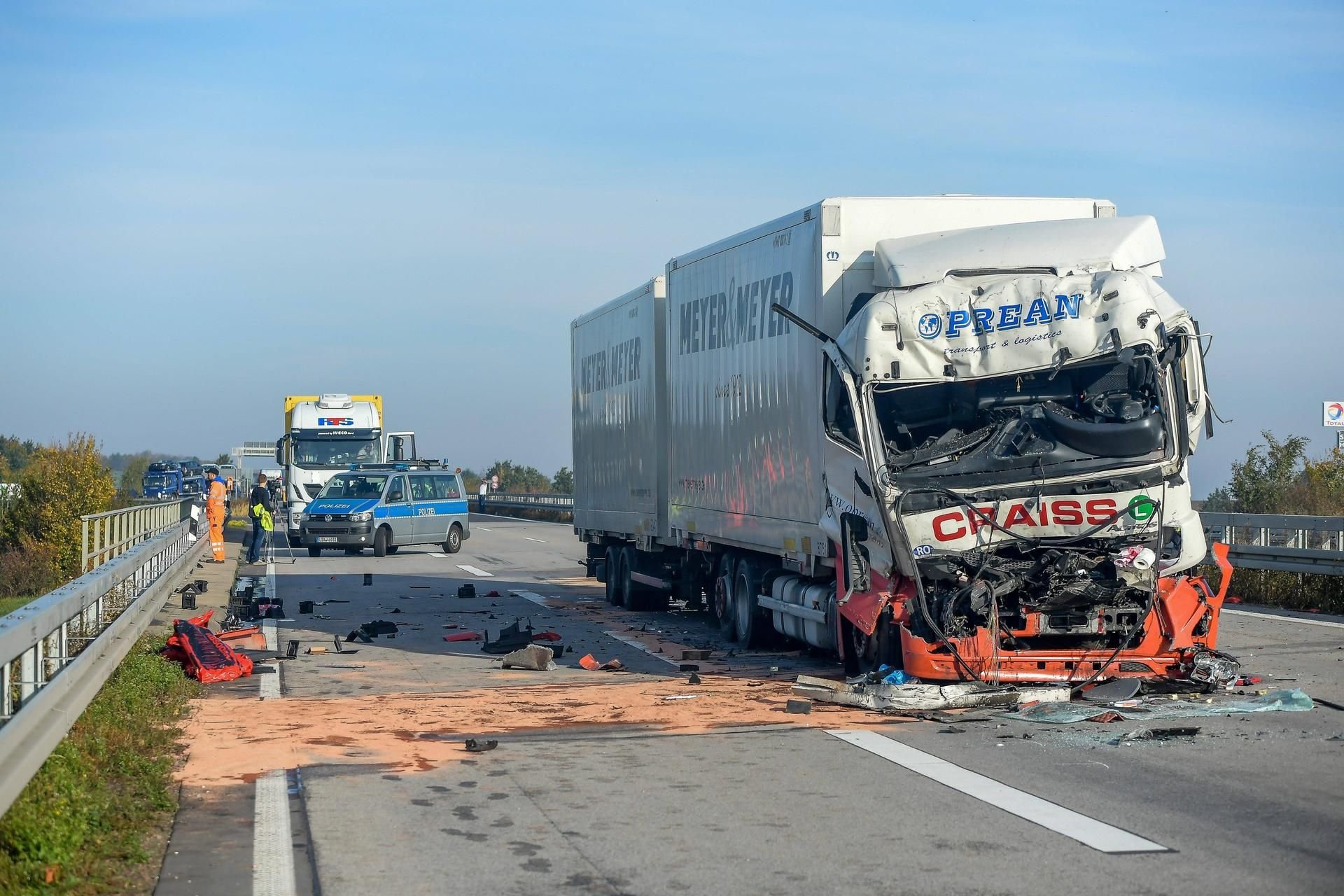 Schwerer Verkehrsunfall am 19. Oktober auf der Autobahn 14 an der Abfahrt Halle Tornau in Richtung Dresden